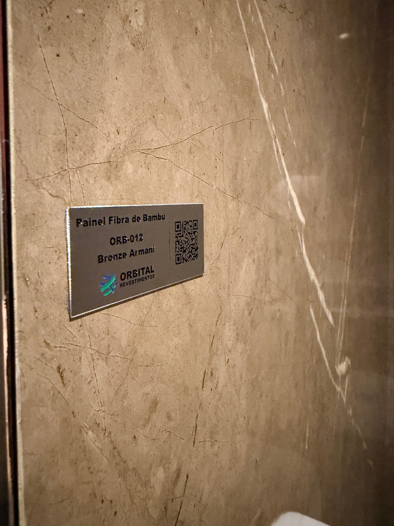 Placa PFB instalada com a plaqueta de identificação Orbital do modelo
